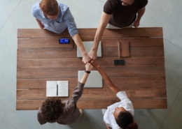 Fotografia d’un equip treballant en conjunt, simbolitzant la cooperació i l’estratègia de comunicació de Plataforma de Comunicació.