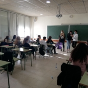 Sessió formativa en una aula amb participants assistint a un taller de sensibilització i prevenció.
